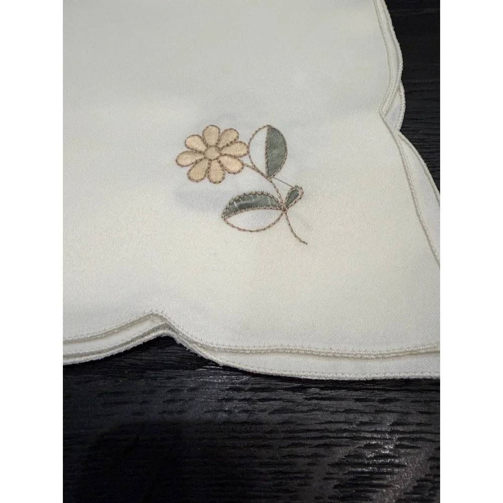 Napkin‎  Cream Embroidered Daisy and Jacquard Rings Set of 8 Napkings 7rins